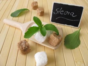 stevia-leaves-and-sugar-cubes