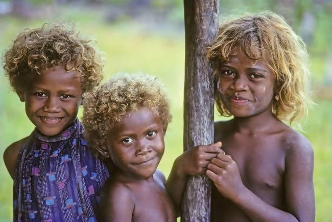 agrandeartedeserfeliz.com - Conheça os melanésios, os únicos negros do mundo com cabelos loiros naturais