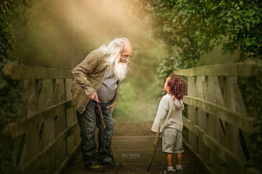 agrandeartedeserfeliz.com - Fotógrafa registra momento único entre crianças e seus avós. As imagens são de encher os olhos