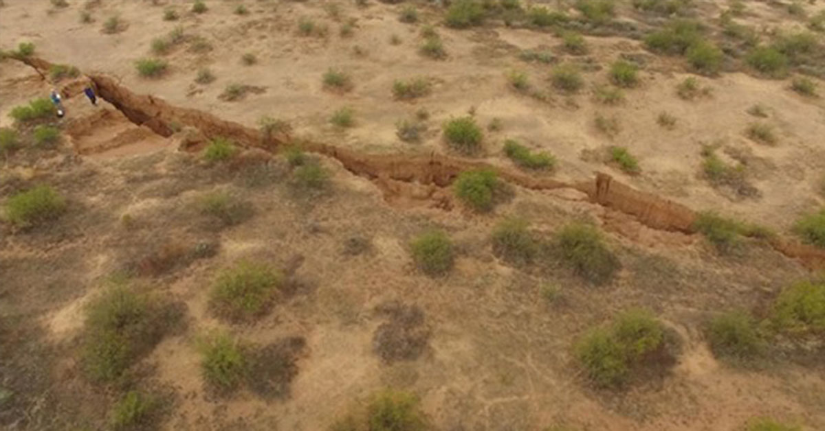 An Enormous Two-Mile Long Crack Opens Up In The Middle Of the Arizona Desert